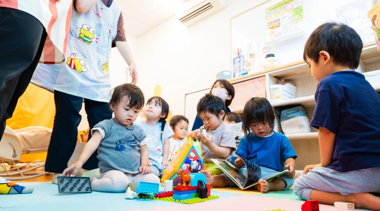 子供達が遊んでいる画像