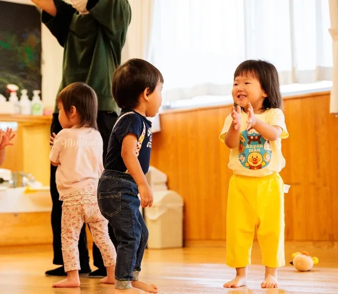 子供達がにこやかに遊んでいる画像