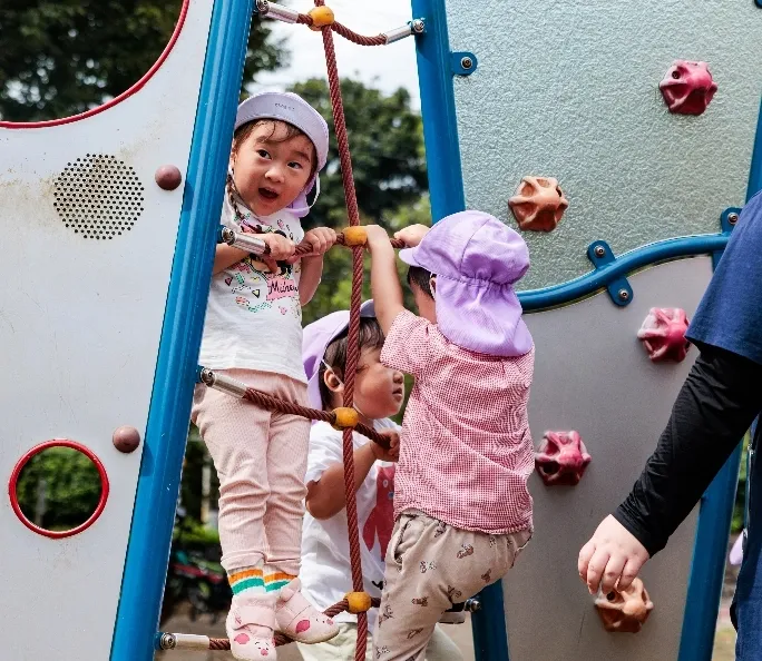 子供達が外で元気に遊んでいる画像