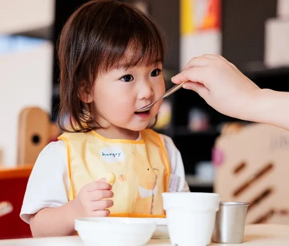 子供が食事をしている画像