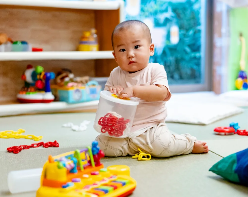 赤ちゃんが遊んでいる画像