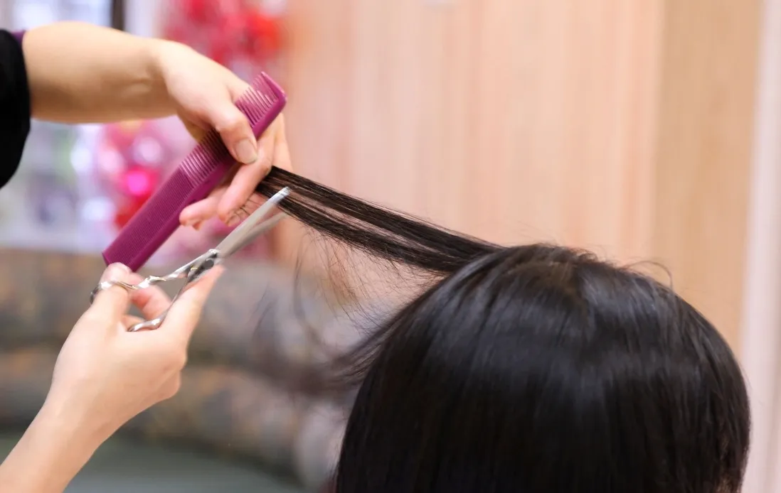ヘアカットを受けている子供の画像