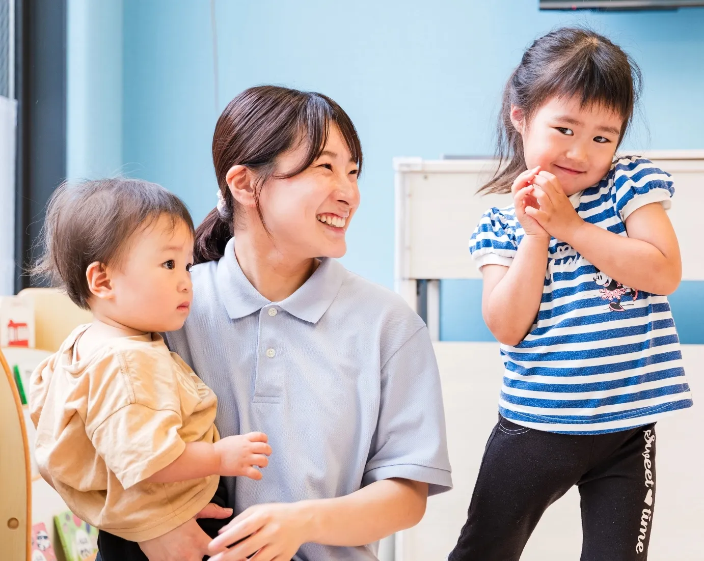 笑顔の保育園の先生と子供の画像